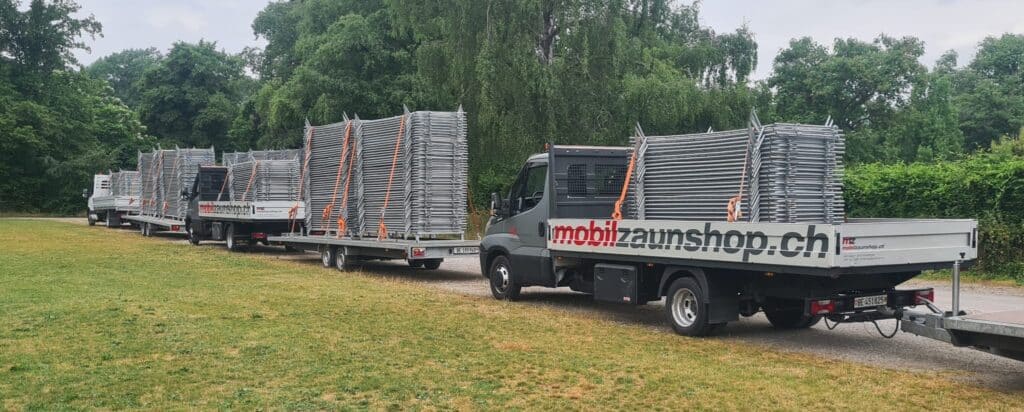 Stimmungsbild. 2 Lieferwagen von Mobilzaunshop.ch mit Ladung.